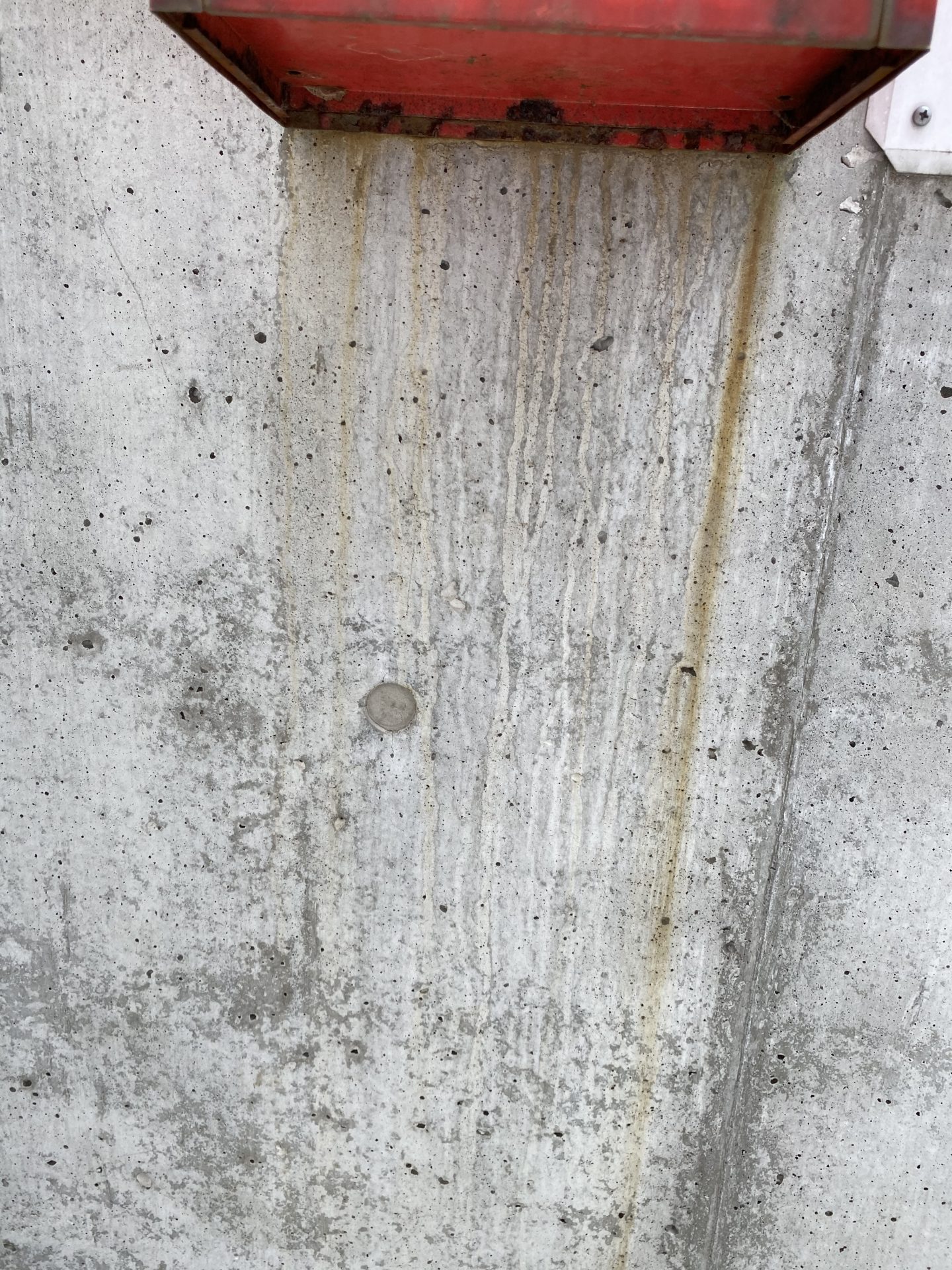 コンクリート錆汁の跡